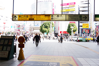 赤羽駅東口広場を直進。バス停横（ロータリー）を通過